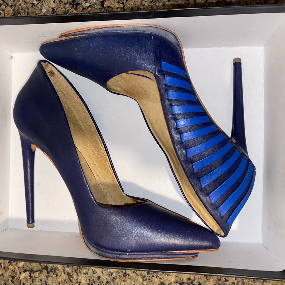 L.A.M.B. Women's Blue and Navy Courts